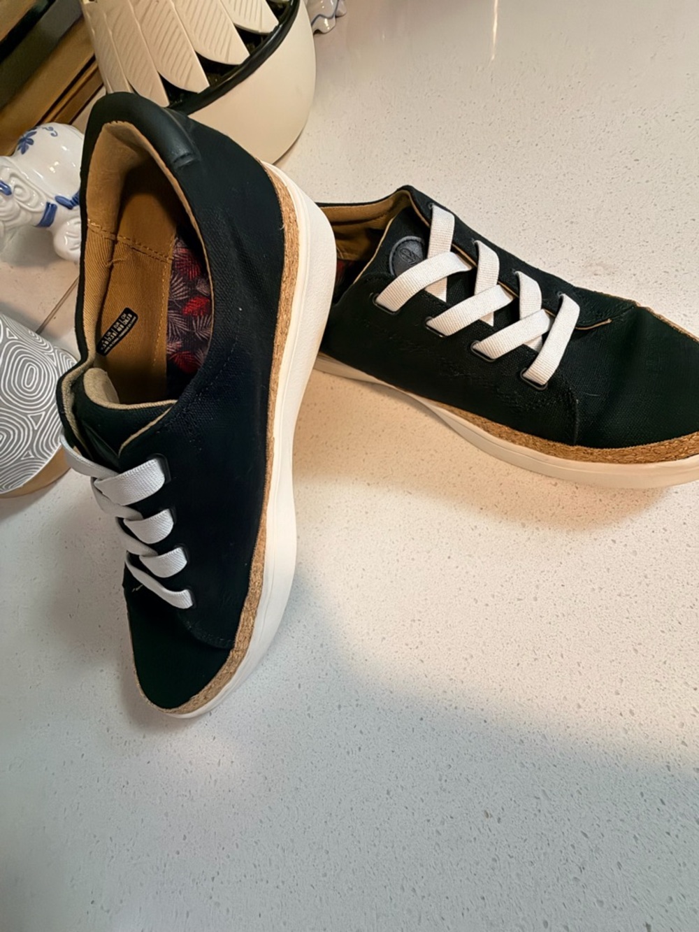 REVITALIGN Black Canvas Sneakers with White Lace Up comfort size 9.5B